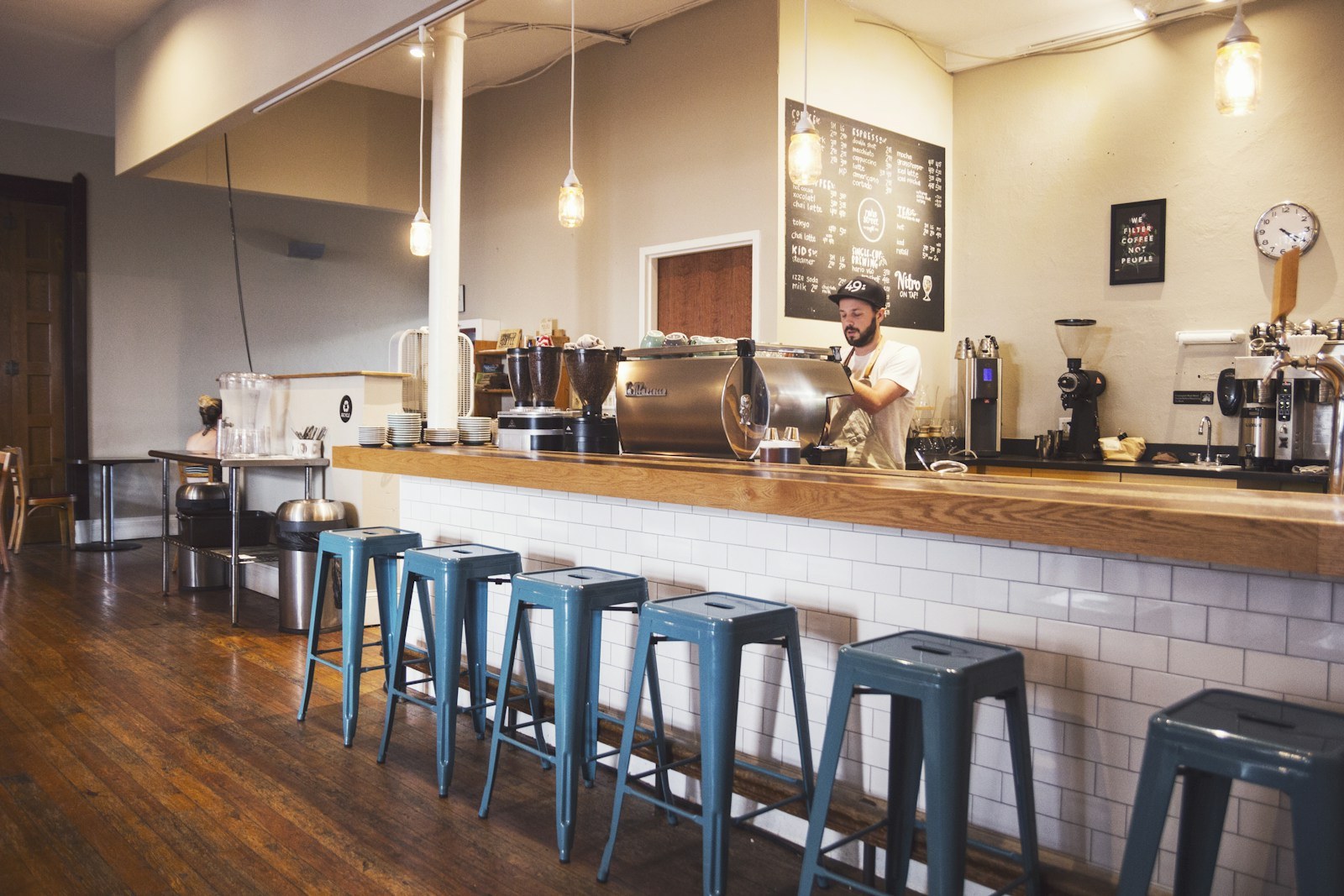 地域のお店との出会いをイメージしたカフェの風景（仮写真）